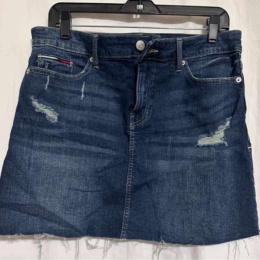 Tommy Hilfiger women’s blue jean skirt. Size 10 30W  good condition